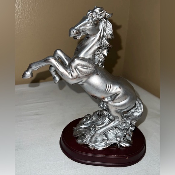 Beautiful Running Hours Statue Home Devore - Picture 1 of 11